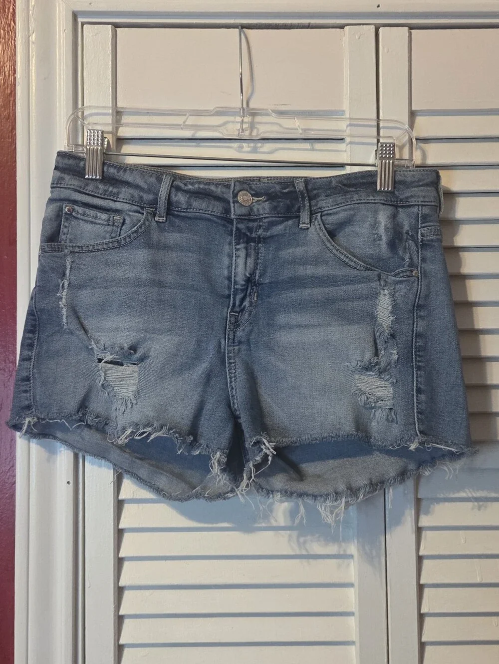 MINT CONDITION!! GUESS Distressed Denim Cut Off Shorts Size 30 Light Wash w/Logo